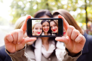 Smartphone Fotografie - Handy-Bild / Selfie von 3 Frauen