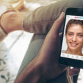 Smartphone wird von Hand gehalten