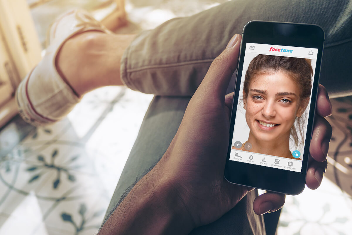 Smartphone wird von Hand gehalten