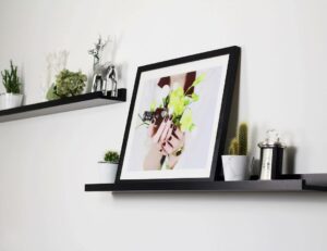 Exemple de décoration photo avec une étagère murale / inspiration @lackfabi / myposter