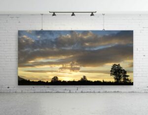 Atardecer en un paisaje impreso en un gran mural